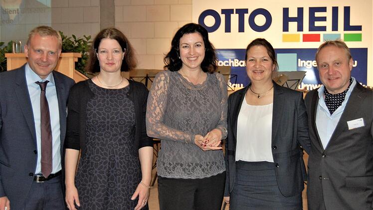 Die Unternehmer Christoph Heil mit Ehefrau Carla (links) und Peter Heil mit Ehefrau Petra feierten ihr Firmenjubiläum mit der parlamentarischen Staatsekretärin Dorothee Bär (CSU), Schirmherrin der Heil-Bauakademie.  Foto: Sigismund von Dobschütz