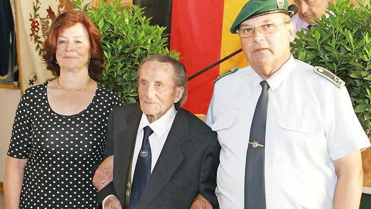 Drei besonders Geehrte beim 125-jährigen Bestehen des Krieger- und Soldatenvereins Unterschleichach-Fatschenbrunn: Fritz Moser (Mitte),Vorsitzender Richard Karg und dessen Frau, Hannelore Karg