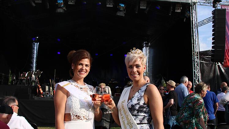 Rosenprinzessin Steffie Tüchters und Rosenkönigin Nina Dees an. Foto: Ralf Ruppert