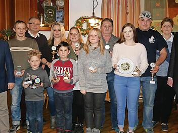 Nach dem Küren stellten sich die Vereinsbesten der Kamera. Foto: kpw