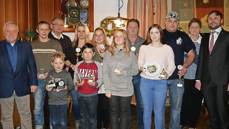 Nach dem Küren stellten sich die Vereinsbesten der Kamera. Foto: kpw