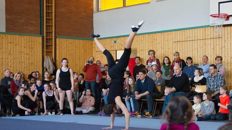 Sina Müller im HandstandJule Müller