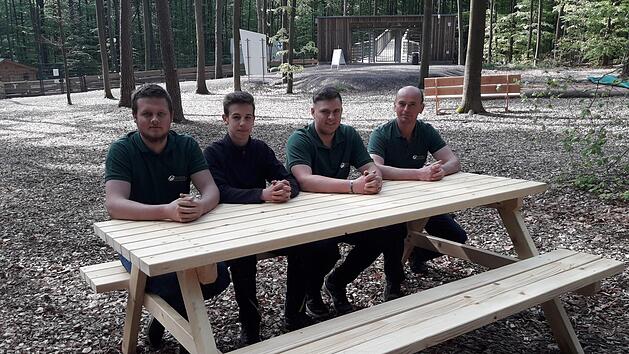 K&uuml;nftig kann man sich auf dem Gel&auml;nde um den Baumwipfelpfad im Steigerwald  auf diversen Sitzgelegenheiten ausruhen. Einen Beitrag dazu haben die Bad Br&uuml;ckenauer Forstwirt-Azubis geleistet.  Philipp Bausch