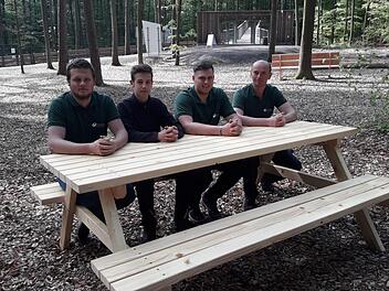 K&uuml;nftig kann man sich auf dem Gel&auml;nde um den Baumwipfelpfad im Steigerwald  auf diversen Sitzgelegenheiten ausruhen. Einen Beitrag dazu haben die Bad Br&uuml;ckenauer Forstwirt-Azubis geleistet.  Philipp Bausch