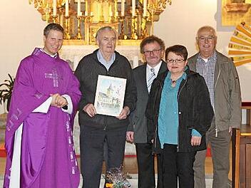 Bei der Verabschiedung (von links): Pfarrer Matthias Steffel, Organist Waldemar Kolb, Kirchenpfleger Richard Bauer, Kirchenverwaltungsmitglied Christine Brehm, Mesner Georg Mauser Foto: privat