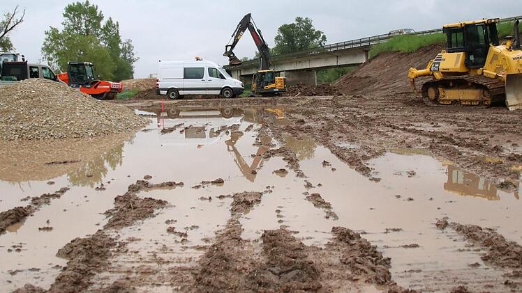 Matsch und große Pfützen bestimmen die Baustelle an der Mainquerung bei Baunach. Die Erneuerung der zweiten von drei Brücken hat begonnen - eine Behelfsbrücke entsteht. Foto: Sebastian Schanz