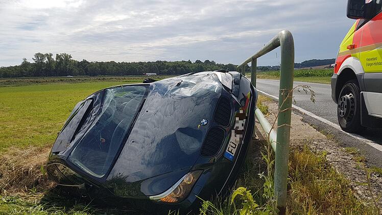 Leicht verletzt hat sich gestern der Fahrer eines BWM  bei einem Unfall zwischen Buch und Gremsdorf.  Foto: Christian Bauriedel
