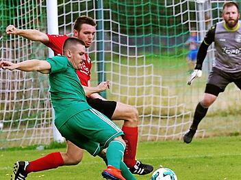 Mit derart viel Gegenwehr hatten die Spieler der TSG Niederfüllbach (grünes Trikot) wohl nicht gerechnet. Die Auftaktpartie in der Kreisliga Coburg gegen den TV Ebern ging mit 2:3 verloren. Foto: Timo Geldner