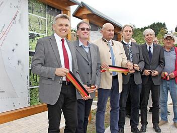 Das Grenzdenkmal wurde offiziell eingeweiht von (von links) dem Sonneberger Bürgermeister Heiko Vogt, seinen Kollegen aus Probstzella und Kleintettau Sven Mechtold und Peter Ebertsch, Landrat Klaus Löffler und Regierungsvizepräsident Thomas Engel.  Foto: Veronika Schadeck