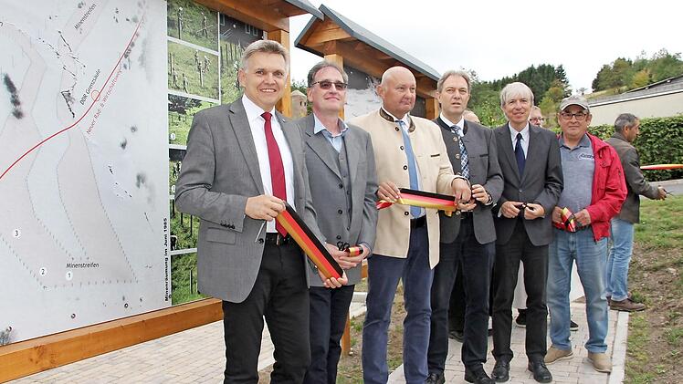 Das Grenzdenkmal wurde offiziell eingeweiht von (von links) dem Sonneberger Bürgermeister Heiko Vogt, seinen Kollegen aus Probstzella und Kleintettau Sven Mechtold und Peter Ebertsch, Landrat Klaus Löffler und Regierungsvizepräsident Thomas Engel.  Foto: Veronika Schadeck