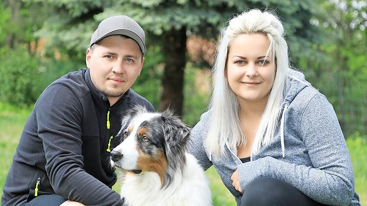 Ein Team: Laura Schramm zieht drei Eichhörnchen groß. Unterstützt wird sie dabei von Andreas Sartison. Hündin Maja hatte die kleinen Gesellen im Garten entdeckt.