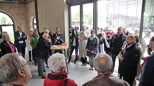 SPD-Kanzlerkandidat Martin Schulz (rechts) war einer der ersten prominenten G&auml;ste im sanierten Heizhaus.  Foto: Christian Bauriedel (Archiv)
