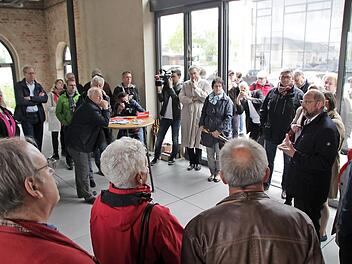 SPD-Kanzlerkandidat Martin Schulz (rechts) war einer der ersten prominenten Gäste im sanierten Heizhaus.  Foto: Christian Bauriedel (Archiv)
