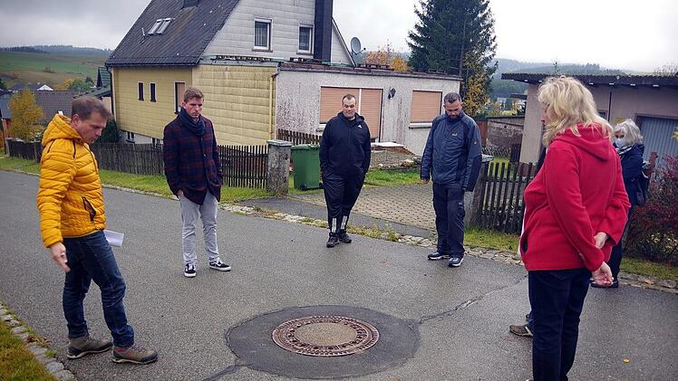 In der Straße Bergbrunn sind die Querrisse klar zu erkennen. Foto: Heike Schülein