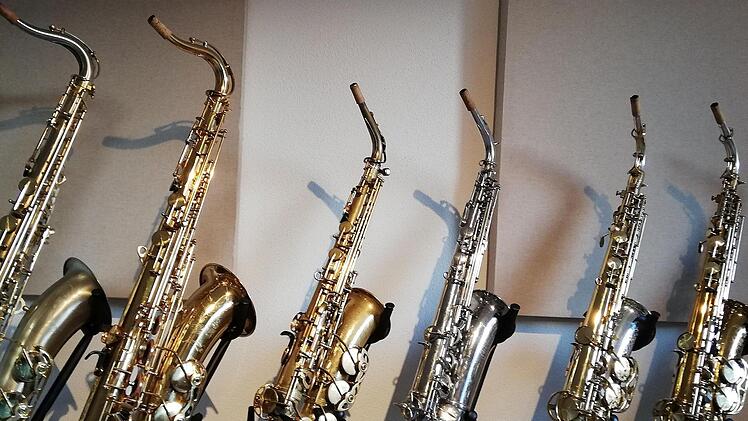 Janosch Dietz hat einen Teil seiner Saxophon-Sammlung im Arbeitszimmer stehen.