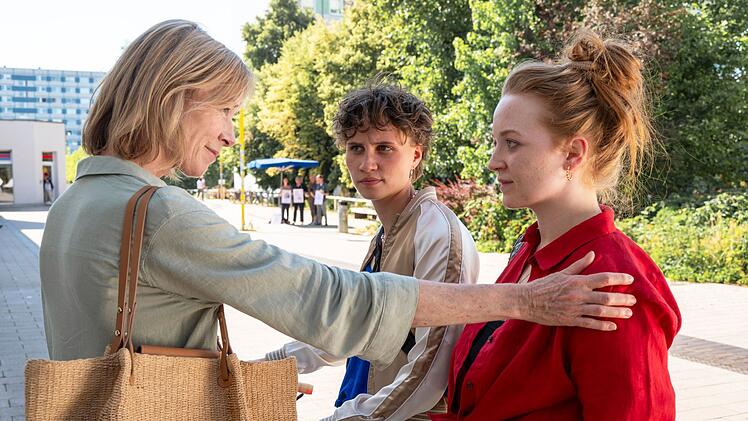 Dr. Sch&ouml;ller-Hahnfeld (Jenny Schily, links) begr&uuml;&szlig;t Lara Becker (Luna Jordan) und Dania (Nicola Magdalena L&uuml;ders, rechts) vor ihrer Praxis.