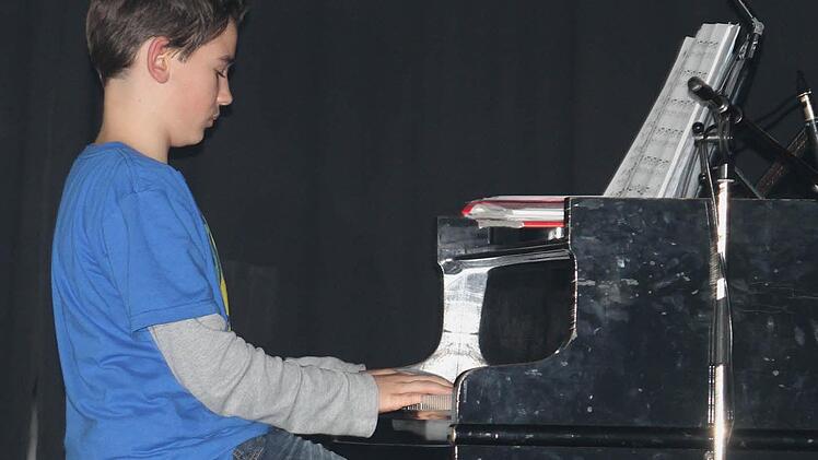 Als Klaviersolist präsentierte sich Fritz Henrik (Klasse 7d). Foto: gg