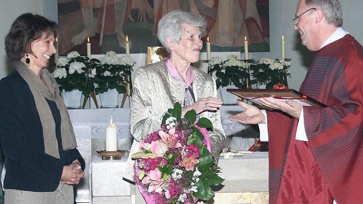 Elisabeth Weber (Mitte) erhielt von Pfarrer Adam Possmayer die Goldene Ehrennadel des Bistums Würzburg für ihr 60. Jubiläum als Organistin in Marktbreit. Ein Geschenk überbrachte auch Susanne Ramsteiner vom Pfarrgemeinderat.