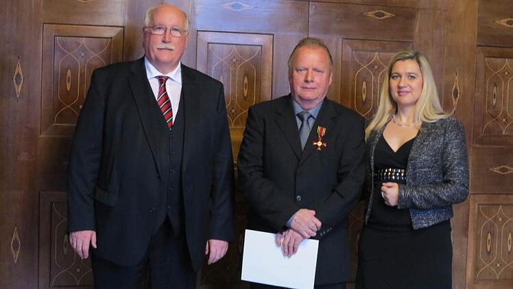 Manfred Nürnberger (Mitte) nach der Ehrung mit Regierungspräsident Wilhelm Wenning und Staatsministerin Melanie Huml