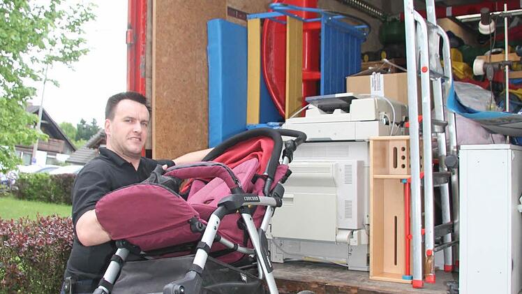 Tom Oswald hat den Zwölf-Tonnen-Lkw besorgt und ist auch für die Beladung zuständig - außerdem fährt er das Riesen-Gefährt.