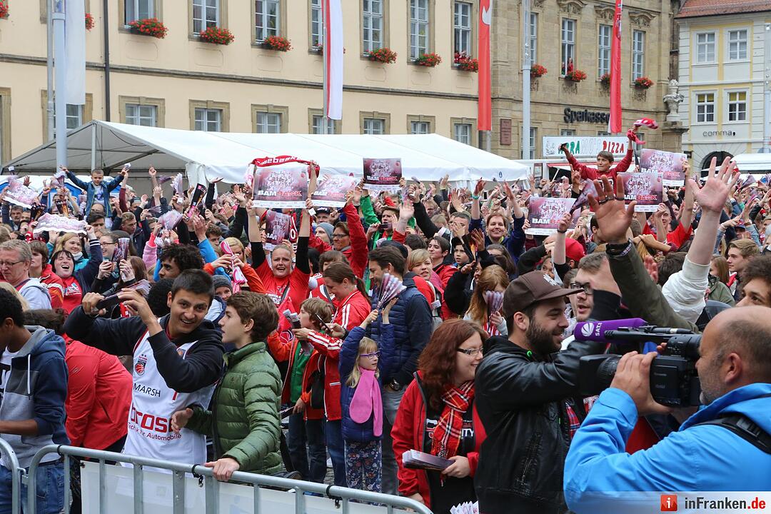 Fans des Spiela der Brose-Baskets am Maxplatz; Brose-Baskest sind Meister; Foto: Barbara Herbst