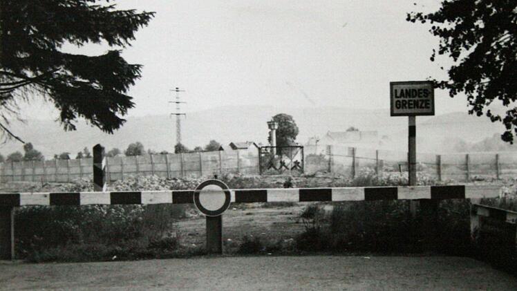 Die "gebrannte Brücke" vor der GrenzöffnungFoto: Archiv Coburger Tageblatt