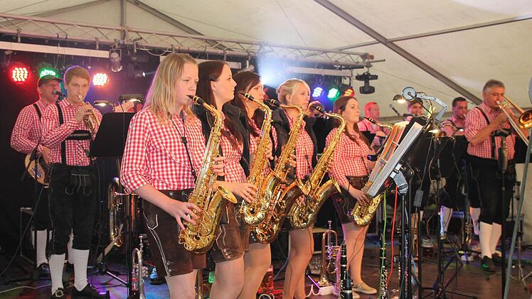 Erstmals sorgten beim Schloßparkfest die Wickendorfer Musikanten für gute Unterhaltung