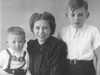 Zehn Jahre alt ist Horst Zahr rechts), als dieses Familienfoto mit seiner Mutter Kunigunde, geborene Schuster, und seinem kleinen Bruder aufgenommen wird.  Foto: