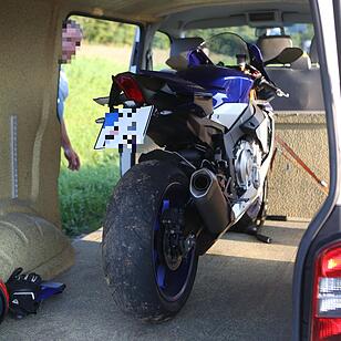 Unterleinleiter: Motorradfahrer kommt von Fahrbahn ab