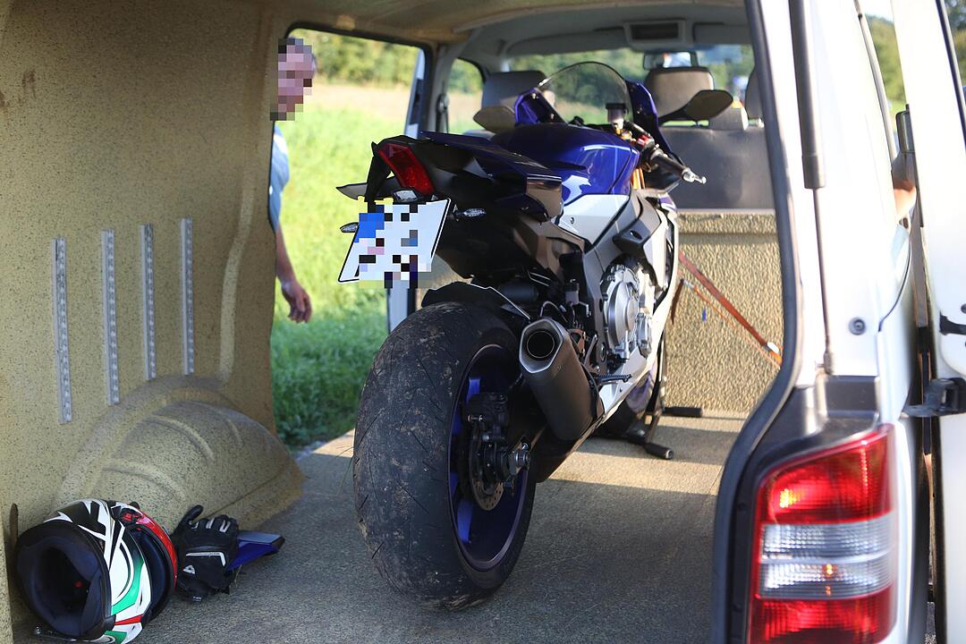 Unterleinleiter: Motorradfahrer kommt von Fahrbahn ab