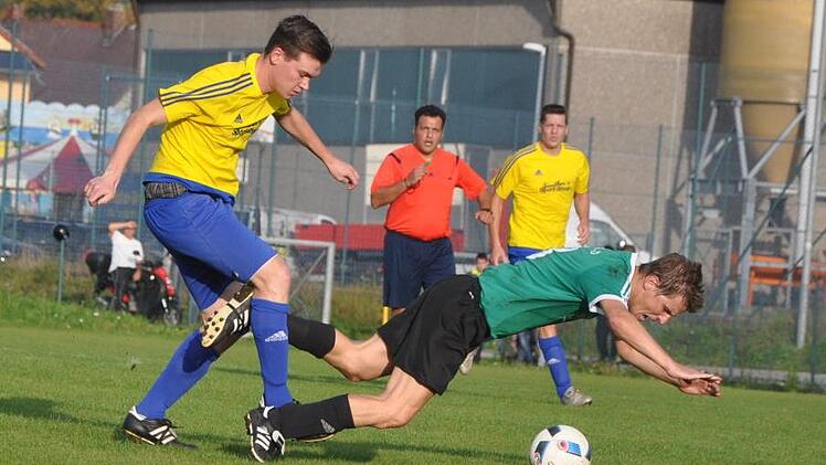 Gästeakteur Alexander Nagy lässt Pretzfelds Spielertrainer Jörg Rösch über die Klinge springen, aber Referee Metin Akyol zückt di Pfeife schon.