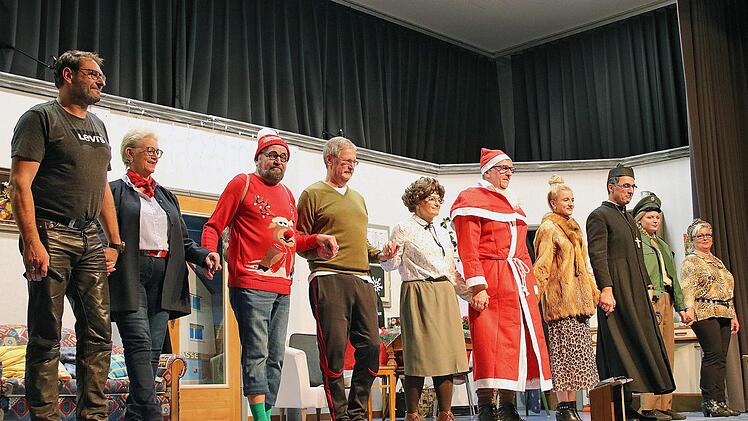 Am Ende stehen alle Schauspieler noch einmal auf der Bühne. Foto: Dieter Britz