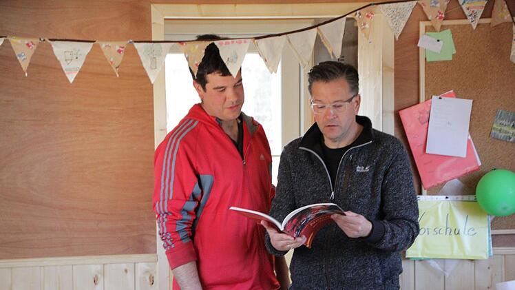 Tobias Kauper   (links) ist Leiter des Waldkindergartens "Fuchsbau" in Adelsdorf, hier mit Bürgermeister Karsten Fischkal. Foto: Christian Bauriedel