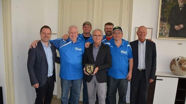 Beim Besuch der Herzogenauracher Kerwasburschen im Wolfsberger Rathaus (von links): Stadtrat Christian Stückler, Jürgen Berthold, Andreas Zimmerer, Bürgermeister Hans-Peter Schlagholz, Bernd Zurawski, Thomas Gast und der Wolfsberger Städtepartnerschafts-Beauftragte, Büroleiter Robert Schmid. Foto: Stadt Wolfsberg