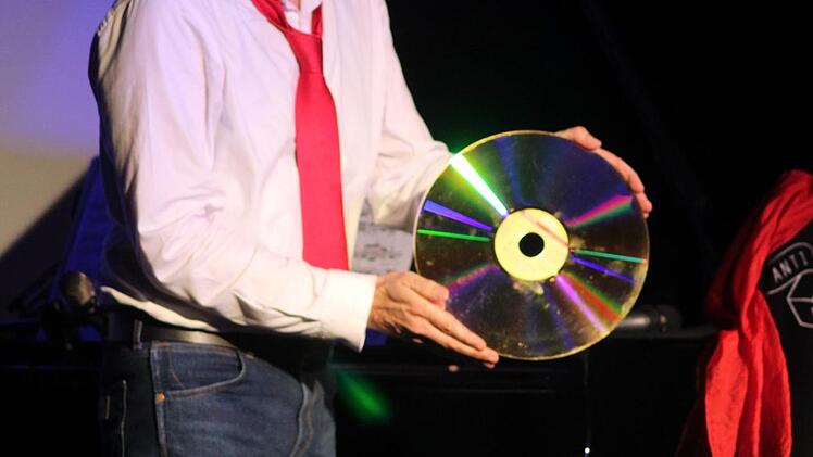 Nein, es ist nicht die echte Golden Record der Voyager im Weltraum. Florian Kaplick bediente sich auch diverser Schaustücke, um Beethoven ans Herz zu legen. Foto: Markus Häggberg