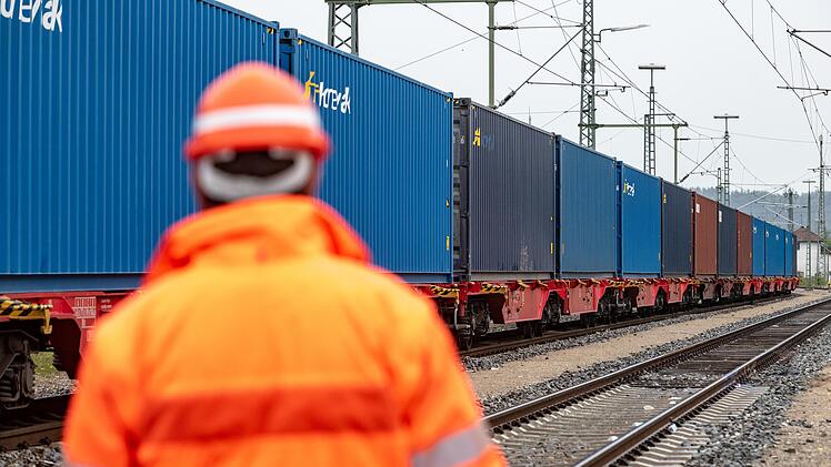 Der mainfränkische  Export hat im vergangenen Jahr einen moderaten Einbruch zu verzeichnen. Symbolbild: Armin Weigel, dpa