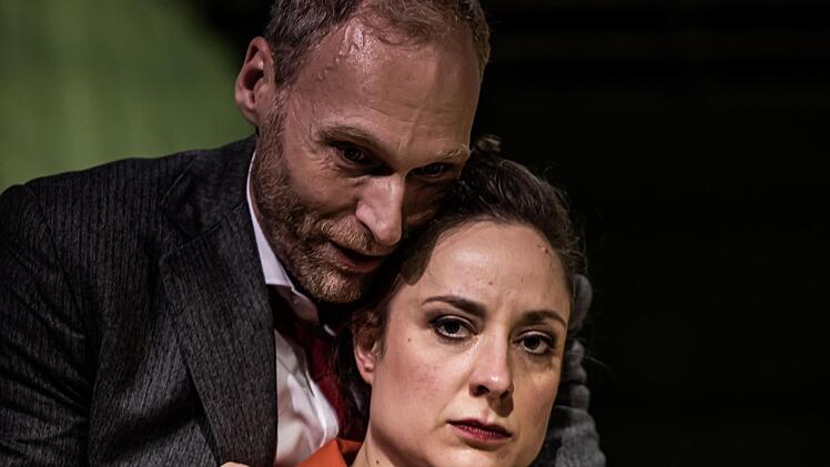 Juliane Schabe als Medea und Tobias Bode als Jason in "Mamma Medea" in Coburg.Foto: Annemone Taake