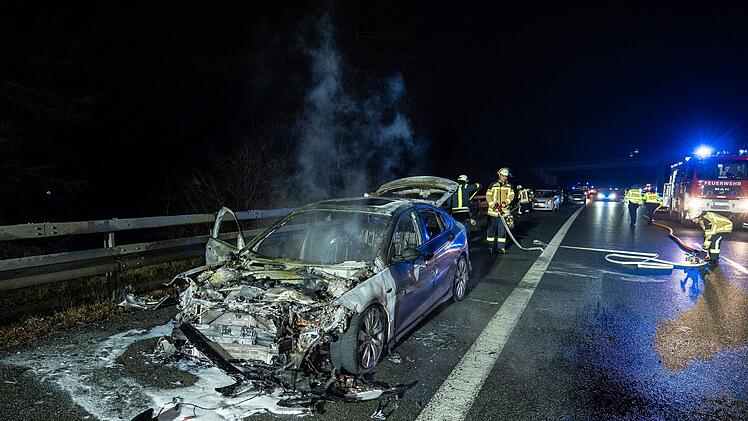 Heftiger Crash auf der A73 - Pkw geht in Flammen auf