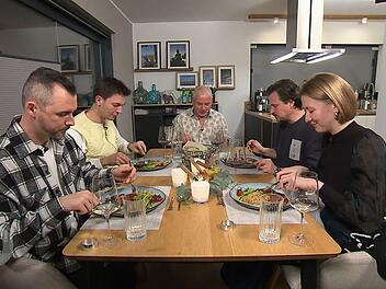 An Tag 2 trifft sich die Berliner "Dinner"-Gruppe bei Heiko (60) in Brunsdorf.