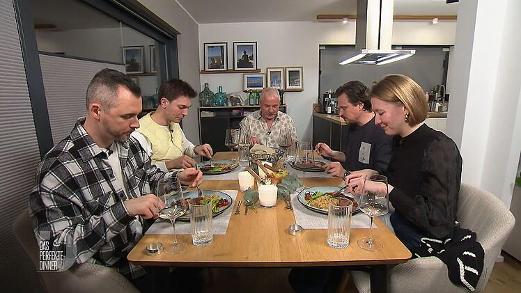 An Tag 2 trifft sich die Berliner "Dinner"-Gruppe bei Heiko (60) in Brunsdorf.