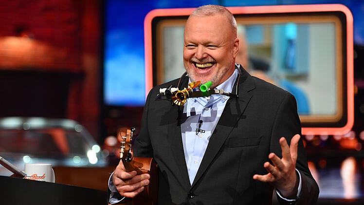Stefan Raab packt in der aktuellen Folge die Ukulele aus.