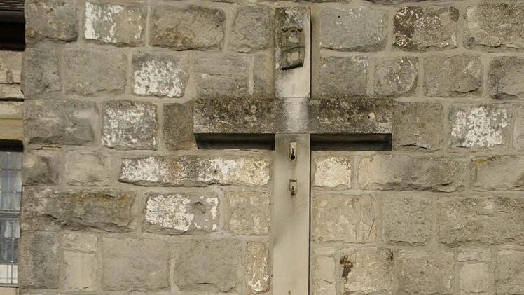 Saniert wird das Friedhofskreuz in Theinheim. Der Korpus wurde bereits vor den Witterungseinflüssen in Sicherheit gebracht.