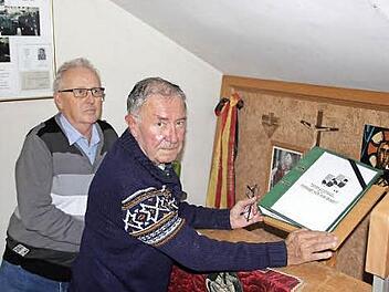 Harry Bohl und Rainer Dehler in der Gedenkecke im Garnisonsmuseum.