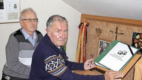 Harry Bohl und Rainer Dehler in der Gedenkecke im Garnisonsmuseum.