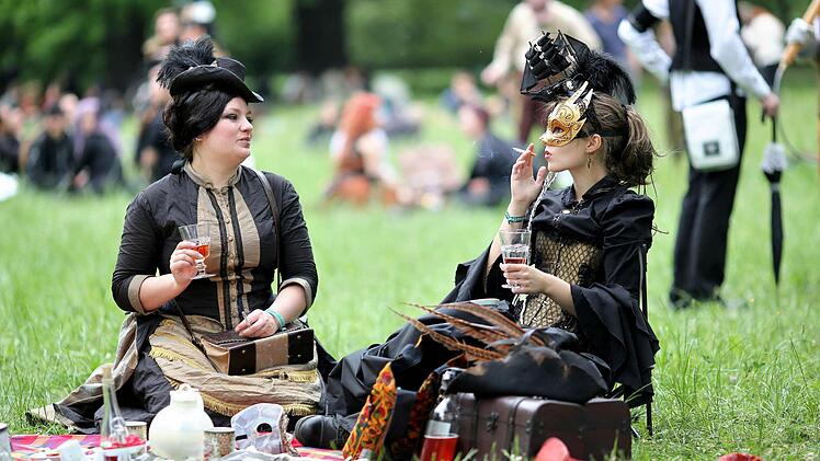 In knappen Outfits, opulenten Kleidern und kreativen Verkleidungen präsentieren sich die Teilnehmer des Wave-Gotik-Treffens in Leipzig. Foto: dpa