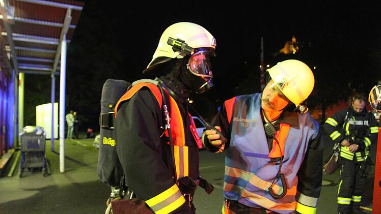 Mit Atemschutz drangen die Männer ins Gebäudeinnere vor.
