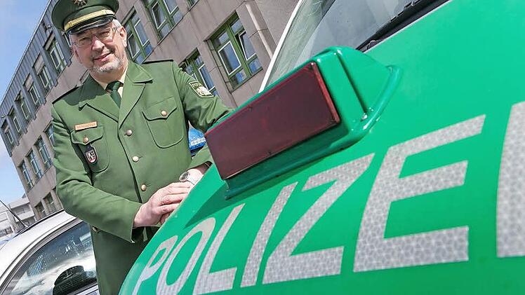 Udo Skrzypczak vor dem Gebäude der Polizeiinspektion Bamberg Stadt in der Schildstraße  Foto: Matthias Hoch