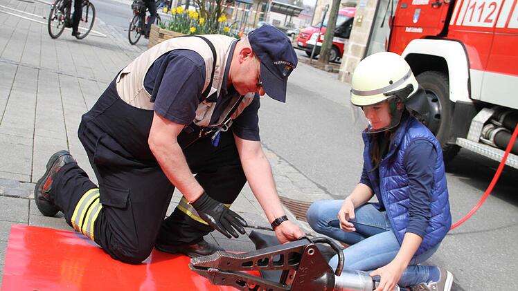 Bei der Feuerwehr wurde der Umgang mit den Geräten gezeigt. Foto: Gerda Völk