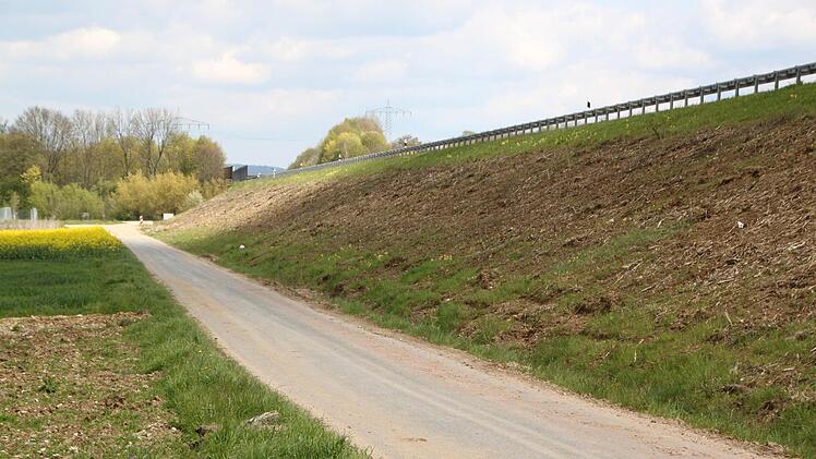 Dieser Weg auf der westlichen Seite der Autobahn wird bald verschwunden sein. Im Mai beginnen hier die Bauarbeiten für den zweiten Lärmschutzwall. Foto: Matthias Einwag