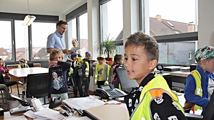 Valentin (vorne) nahm den Bürgermeistersessel in Beschlag, während der Gemeindechef (hinten) Fragen der Kinder zum Zunftbaum beantwortete.  Foto: Helmut Will